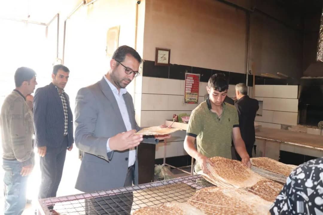 محمد رضا عبدالله نژاد فرماندار  شهرستان چالدران  به منظور رفع مشکلات کمی و کیفی  و ساماندهی آرد و نان نانوایی ها به صورت سرزده از چند واحد نانوایی در سطح شهر بازدید کرد.