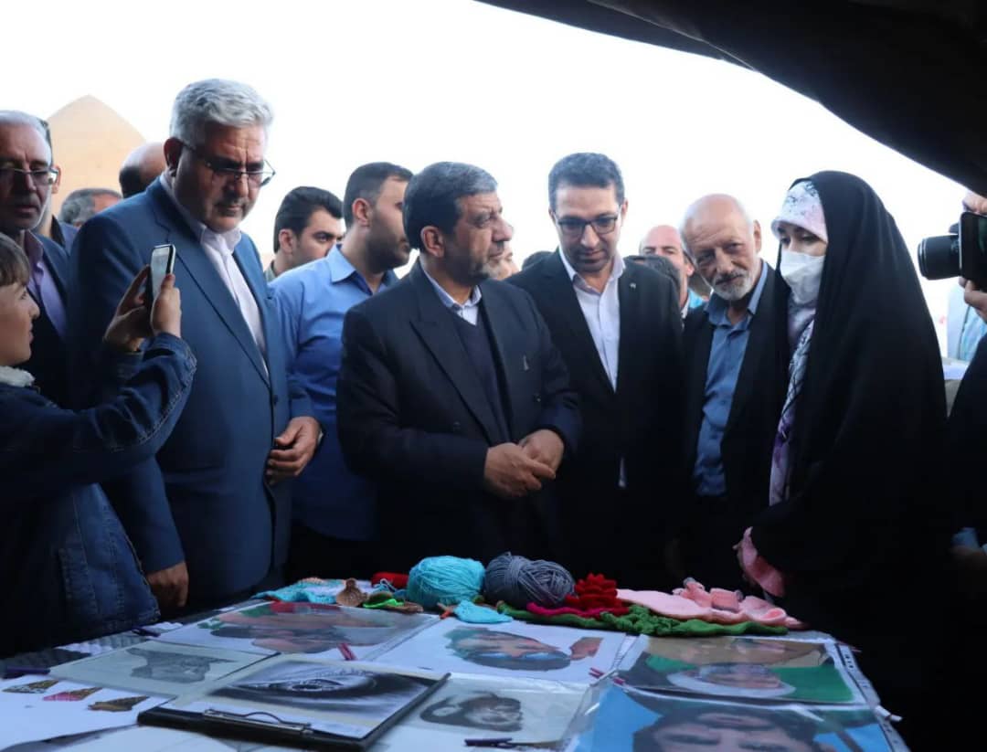 ضرغامی وزیر میراث فرهنگی و گردشگری و صنایع دستی درادامه سفر خود به چالدران به همراه عبدالله نژادفرماندار چالدران از مقبره سید صدرالدین بازدید نمودند.