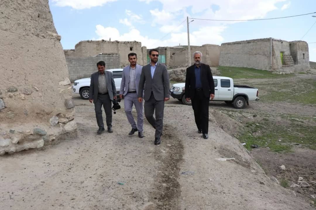 محمدرضا عبدالله نژاد فرماندار چالدران در جهت بررسی مسائل و مشکلات روستای مشهد کندی از توابع بخش مرکزی این شهرستان از نزدیک با مردم این روستا دیدار و مشکلات آنان مورد بحث و بررسی قرار داد .