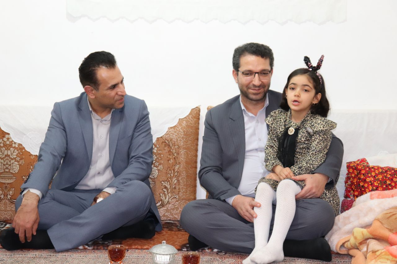 عبدالله نژاد فرماندار به همراه مدیر کل ورزش و جوانان استان بمناسبت گرامیداشت ایام الله دهه فجر با خانواده شهید جاوید الاثر محمد باقر عباس زاده دیدار و گفتگو کردند .