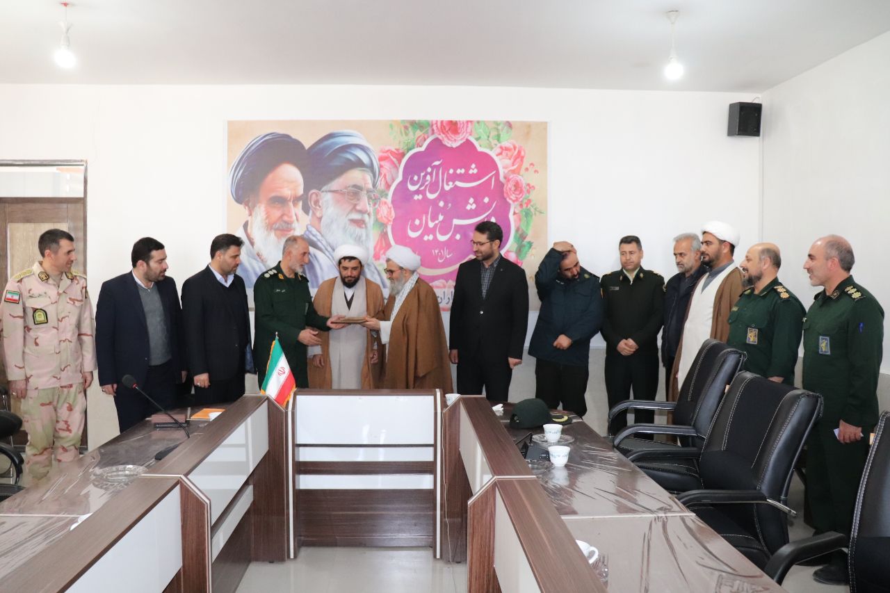 تجلیل از فرمانده سپاه پاسداران به مناسبت روز پاسدار