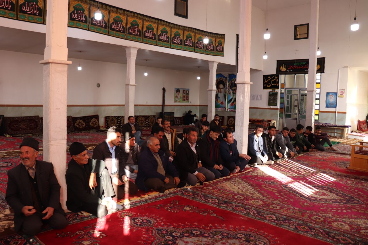 ملاقات مردمی و چهره به چهره محمدرضا عبدالله نژاد فرماندار شهرستان چالدران و علیپور نماینده مردم شهرستانهای ماکو و چالدران با مردم روستای زاویه سفلی از توابع بخش مرکزی چالدران