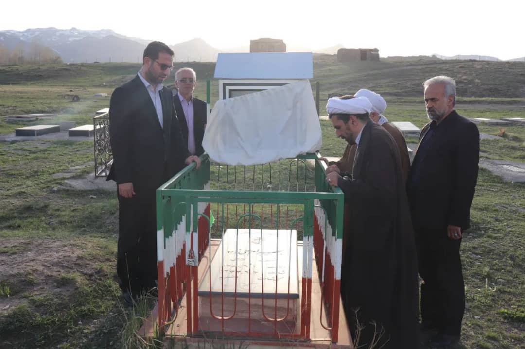 ✅محمد رضا عبدالله نژاد فرماندار شهرستان چالدران در مزار شهدای شهر آواجیق حضور یافت و با نثار فاتحه بر مقام شامخ شهدا و تجدید میثاق با آرمانهای آنان بر حفظ راه شهیدان تاکید کردند.