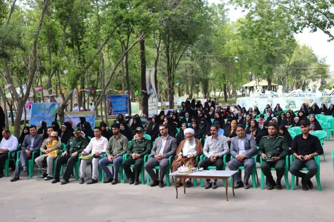 به مناسبت گرامی داشت هفته عفاف و حجاب همایش زیست عفیفانه با حضور محمد رضاعبدالله نژاد فرماندارشهرستان چالدران در محل پارک ملت چالدران برگزار شد .