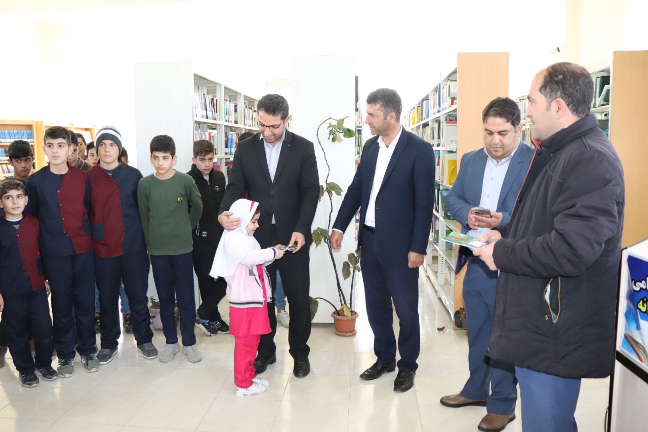 دیدار فرماندار چالدران با رییس و کارکنان کتابخانه عمومی شهرستان به مناسبت “هفته کتاب”