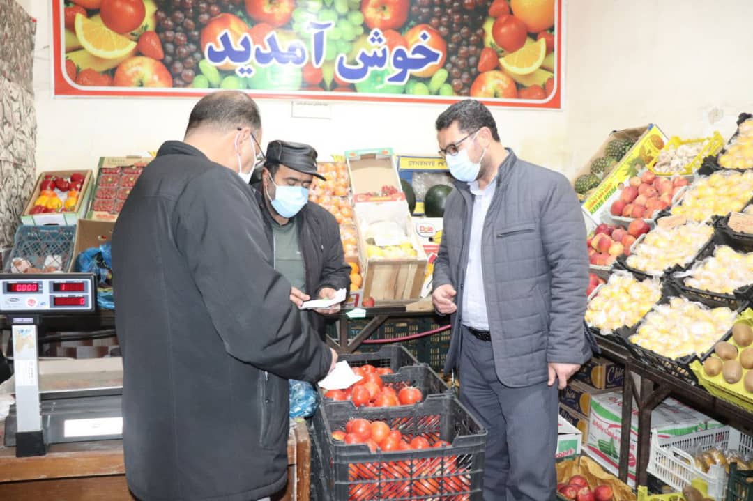 ✅عبدالله نژاد فرماندارشهرستان چالدران در راستای تنظیم بازار ضمن دیدار با بازاریان و میوه فروشان چالدران در یک دیدار صمیمی مسائل و مشکلات آنان را مورد بحث و بررسی قرار دادند.