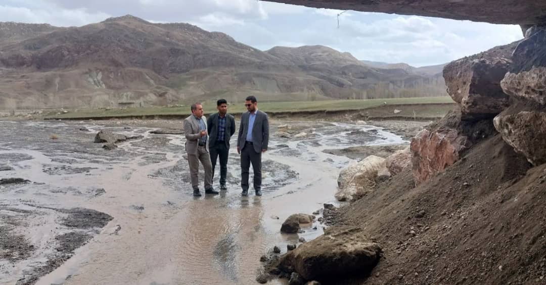 محمدرضا عبدالله نژاد فرماندار شهرستان چالدران به همراه معاونین خود از عملیات مقاوم سازی پل در حال تخریب ما بین روستای مزرعه به طرف بارون بازدید کرد.