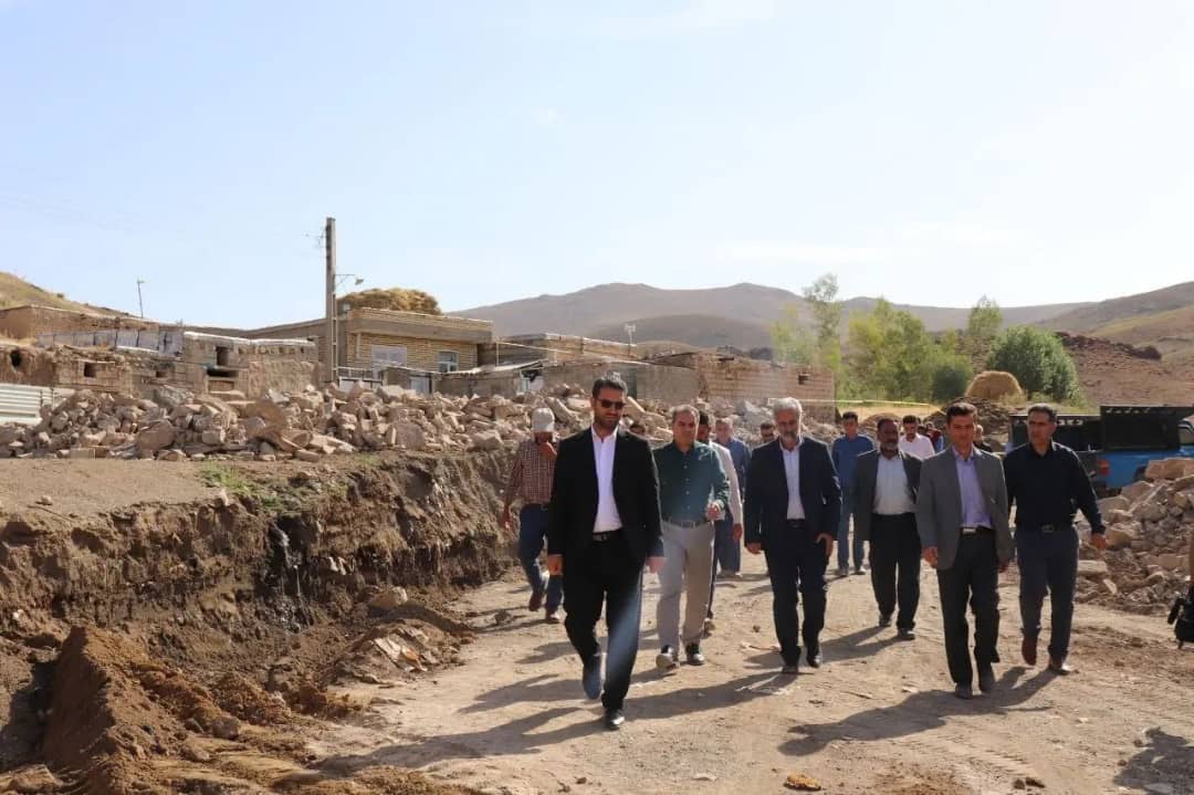 محمد رضا عبدالله نژاد فرماندار شهرستان چالدران با حضور در روستای قره آغل از روند اجرای احداث دیوار ساحلی این روستا بازدید کرد .