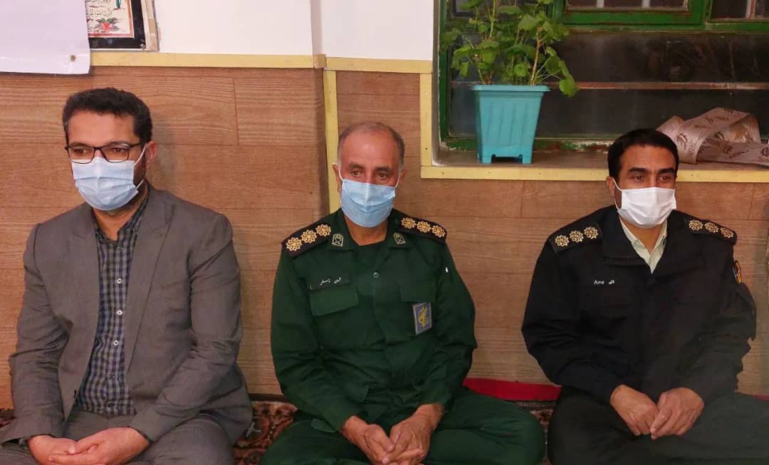 محمد رضا عبدالله نژاد فرماندار شهرستان چالدران ضمن شرکت در یادواره شهدای اهل تسنن  روستای مخور کرد مسائل و مشکلات  اهالی این روستا را مورد بحث و بررسی قرار داد.