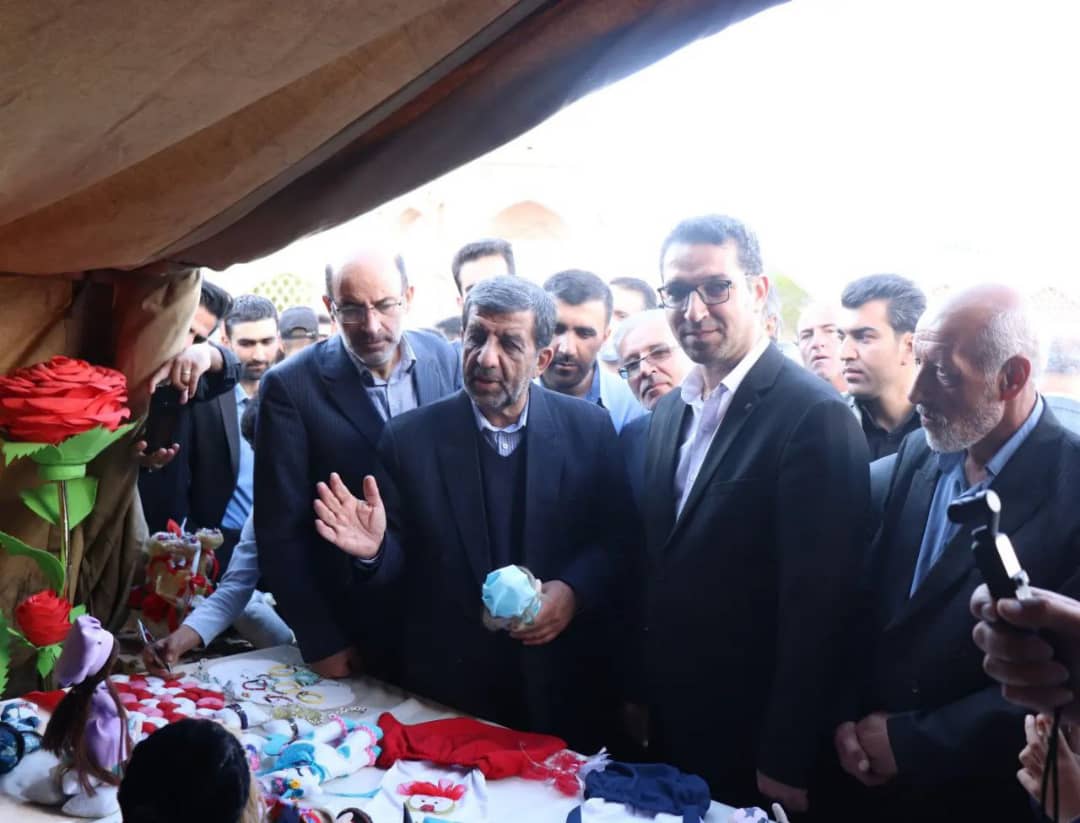 ضرغامی وزیر میراث فرهنگی و گردشگری و صنایع دستی درادامه سفر خود به چالدران به همراه عبدالله نژادفرماندار چالدران از مقبره سید صدرالدین بازدید نمودند.