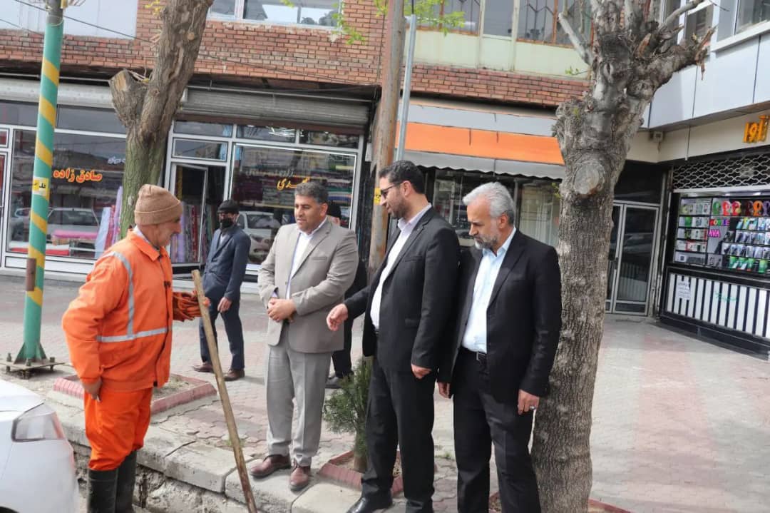 ✅به مناسبت گرامی داشت هفته کار و کارگر محمد رضا عبدالله نژاد فرماندار شهرستان چالدران با تنی چند از پاکبانان شهرداری سیه چشمه دیدار کردند.