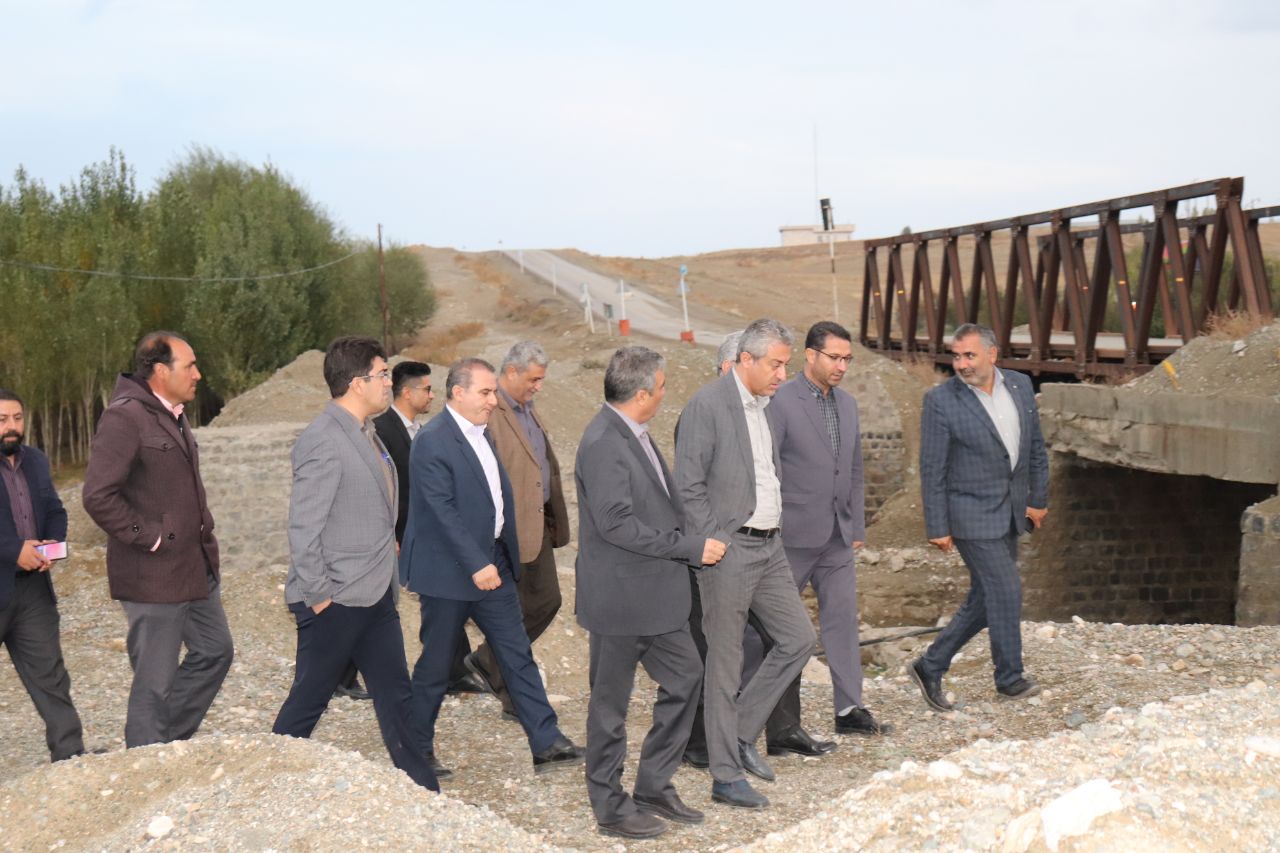 بازدید فرماندار از پل روستای قرخ بلاغ