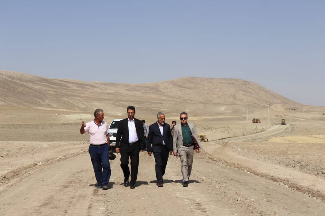 محمد رضا عبدالله نژاد فرماندار شهرستان چالدران از مراحل بهسازی و آسفالت ریزی راه روستای قره تولکی چالدران بازدید کردند.