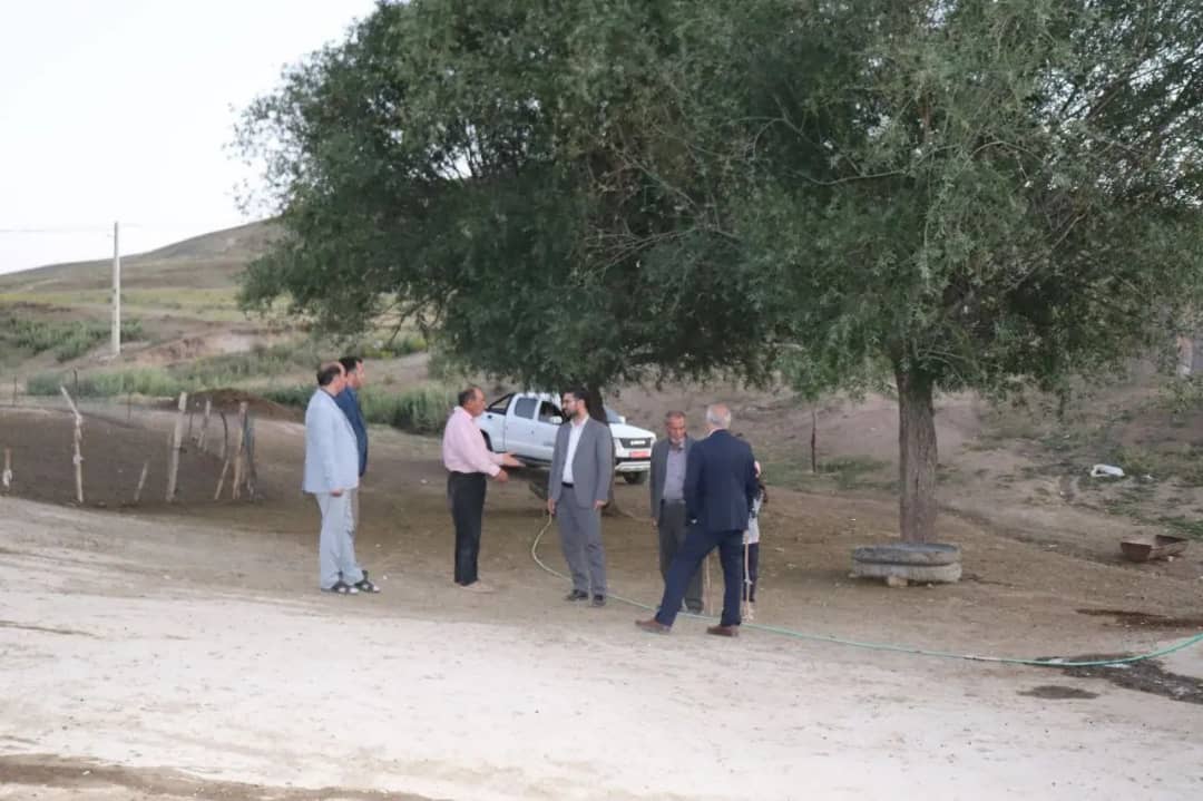محمدرضا عبدالله نژاد فرماندارشهرستان چالدران در جهت بررسی مسائل و مشکلات روستای آغمزار از توابع بخش مرکزی این شهرستان در این روستا حضور یافت.