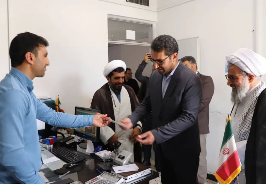 محمدرضا عبدالله نژاد فرماندارشهرستان چالدران به مناسبت گرامی داشت هفته قوه قضائیه در دادگستری چالدران حضور یافت ، ضمن تبریک این هفته با اهداء شاخه گل از زحمات قضات و کارکنان تجلیل و قدردانی کرد.