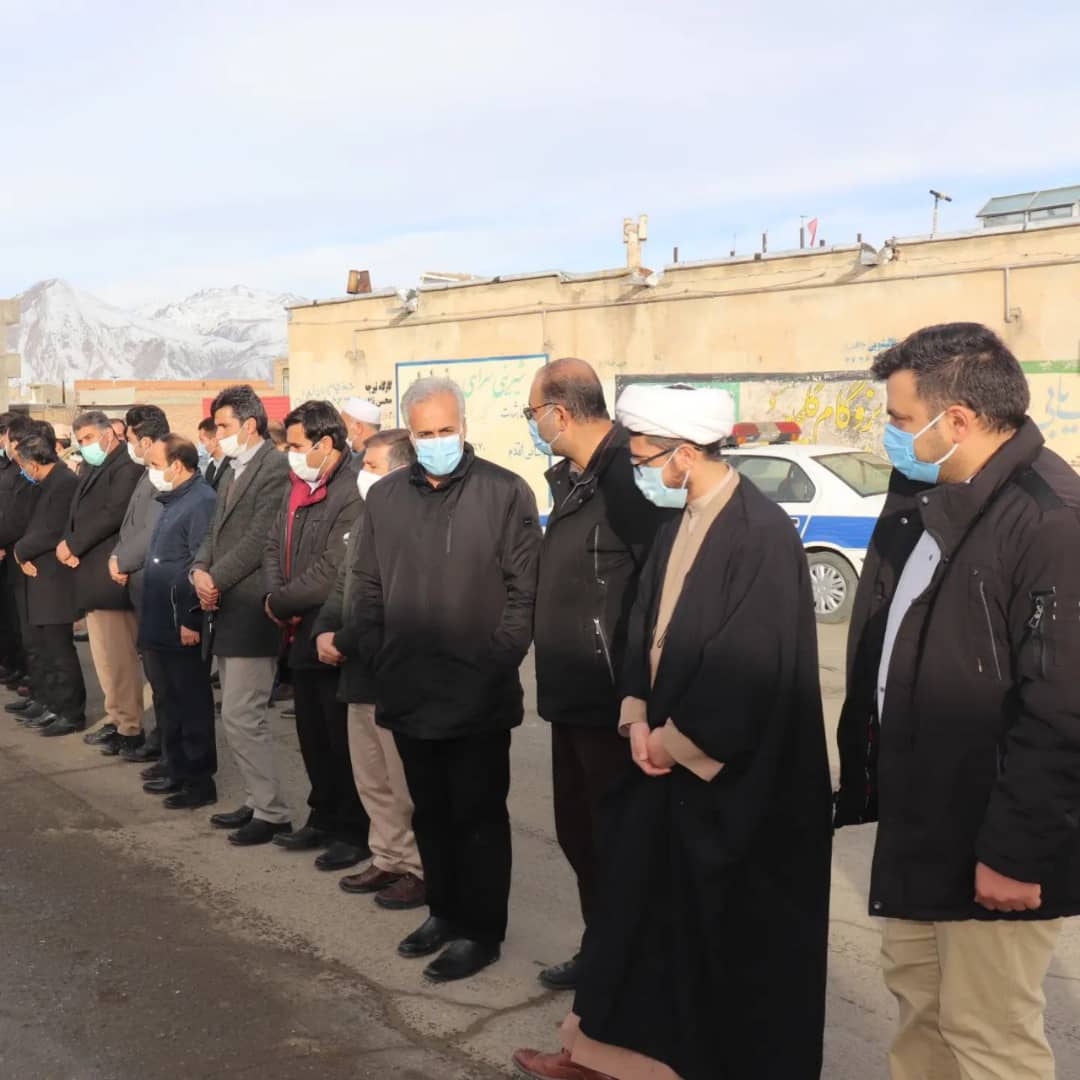 ✅در سومین روز از ایام الله دهه مبارک فجر باحضور عبدالله نژاد فرماندار شهرستان چالدران ،مراسم غبار روبی و عطر افشانی مزار شهدا در چالدران برگزار شد