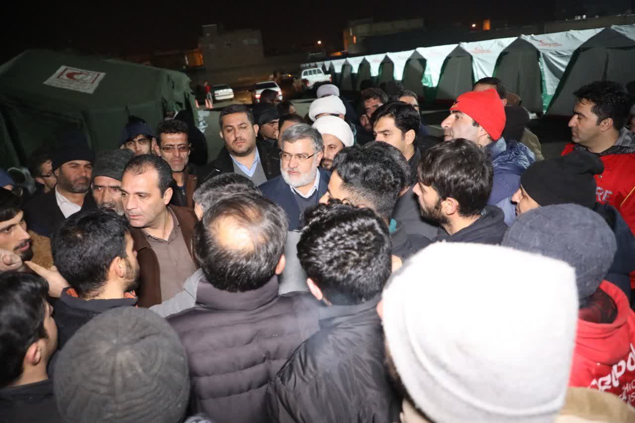 بازدید شبانه استاندار آذربایجانغربی از اردوگاه و کمپ های اسکان اضطراری زلزله زدگان شهرستان خوی