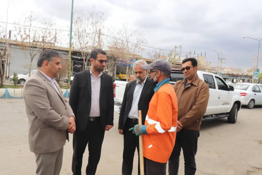✅به مناسبت گرامی داشت هفته کار و کارگر محمد رضا عبدالله نژاد فرماندار شهرستان چالدران با تنی چند از پاکبانان شهرداری سیه چشمه دیدار کردند.