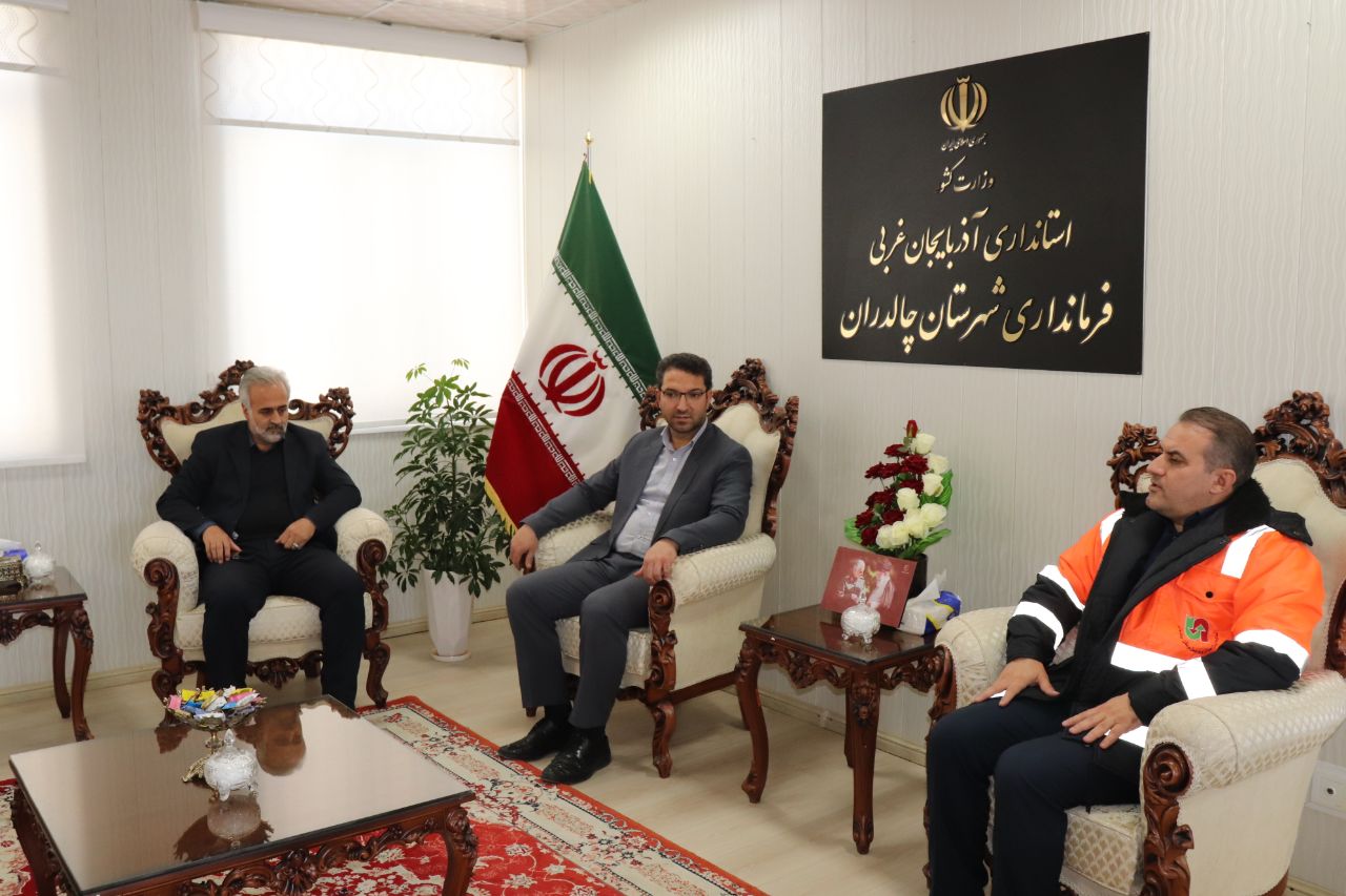 دیدار رئیس و پرسنل اداره راهداری شهرستان چالدران با فرماندار به مناسبت هفته راهداری و حمل و نقل