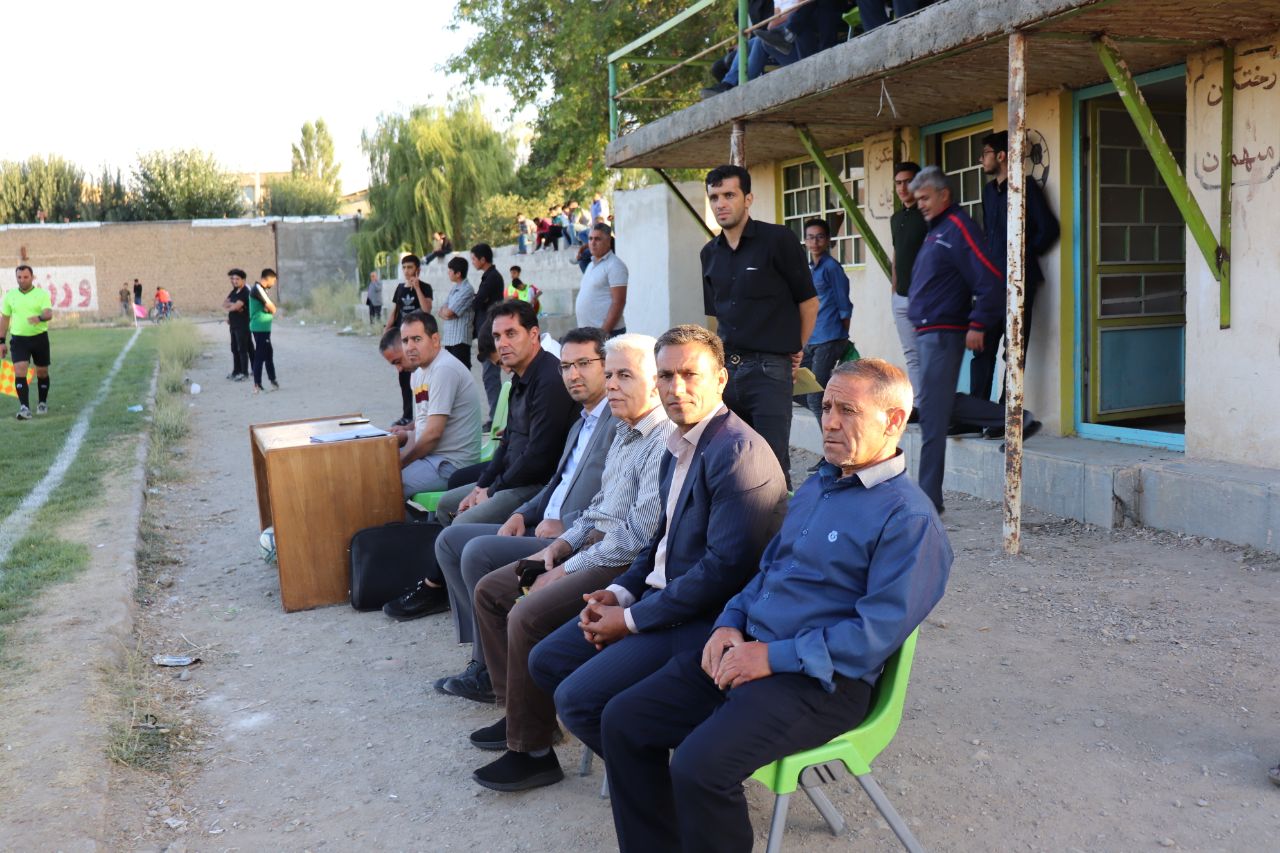 محمدرضا عبدالله نژاد فرماندار چالدران با حضور در مجموعه ورزشی شهید چمران چالدران از نزدیک مسابقه فوتبال ما بین تیم هئیت فوتبال چالدران و پلیکان ارومیه را تماشا کرد .
