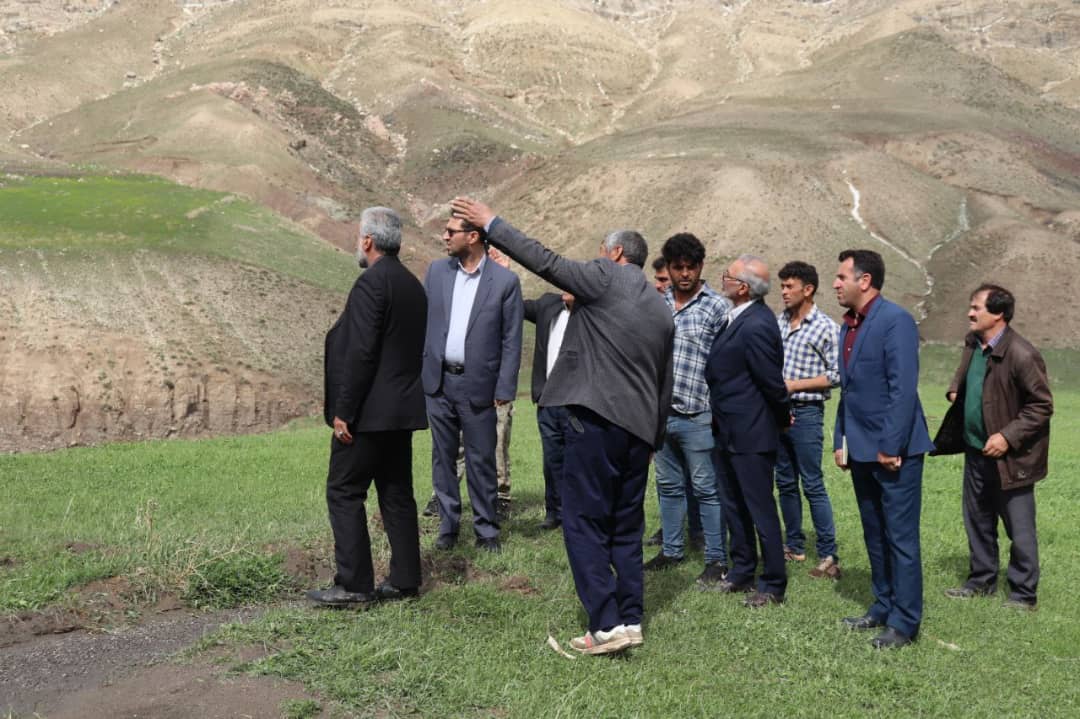 محمد رضا عبدالله نژاد فرماندار شهرستان چالدران به همراه معاونین خود با حضور در روستای آغ وران مسائل و مشکلات این روستا را از نزدیک مورد بررسی قرار داد .