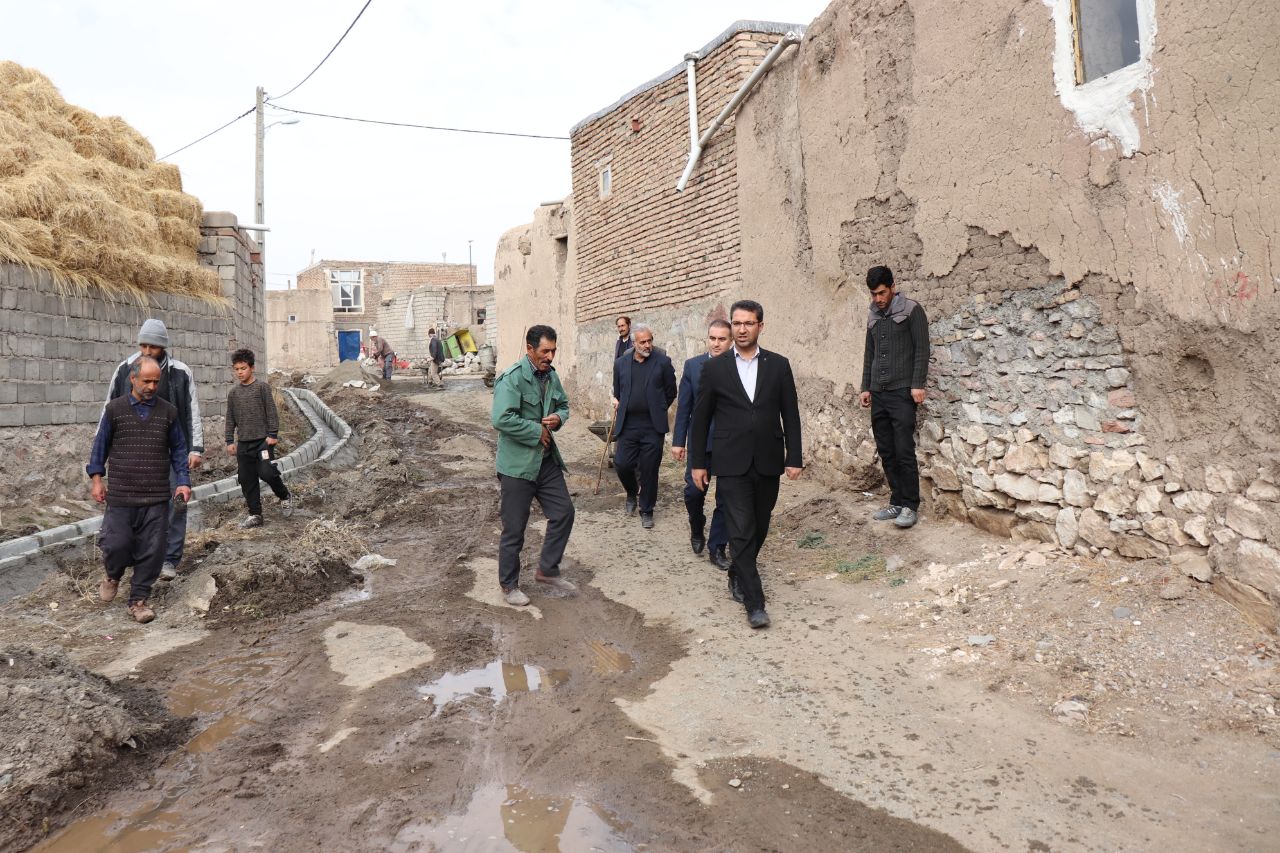 بازدید فرماندار از روند اجرای پروژه عمرانی در روستای حالحال بخش دشتک