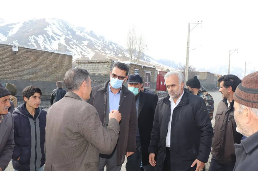 ✅عبدالله نژاد فرماندار شهرستان چالدران، با حضور در روستای شهرک مخور ضمن دیدار با اهالی روستا بازدید از نزدیک مسائل و مشکلات اهالی روستا را از نزدیک مورد بررسی قرار دادند.