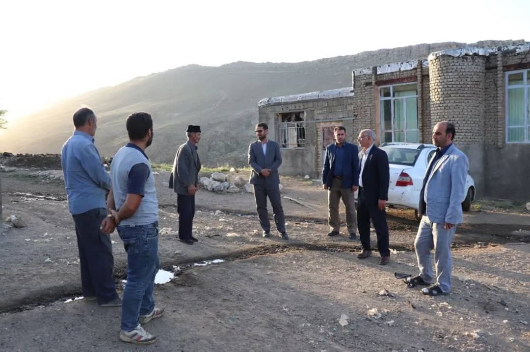 محمد رضا عبدالله نژاد فرماندارشهرستان چالدران در روستای شاه منصور از توابع بخش مرکزی این شهرستان حضور یافت و مسائل و مشکلات روستاییان را از نزدیک مورد بحث و بررسی قرار دادند.