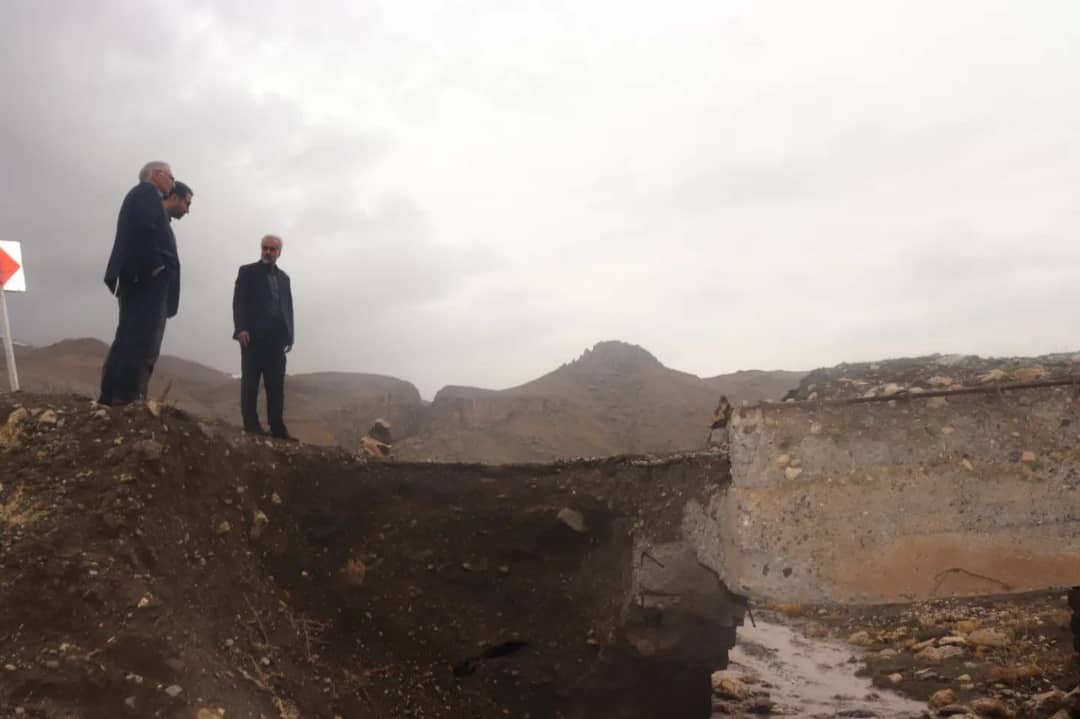 عبدالله نژاد فرماندارشهرستان چالدران به همراه معاونین خود با حضوردر روستای مزرعه ضمن بررسی مسائل ومشکلات این روستا از پل منتهی به طرف روستای بارون نیز بازدید کرد.