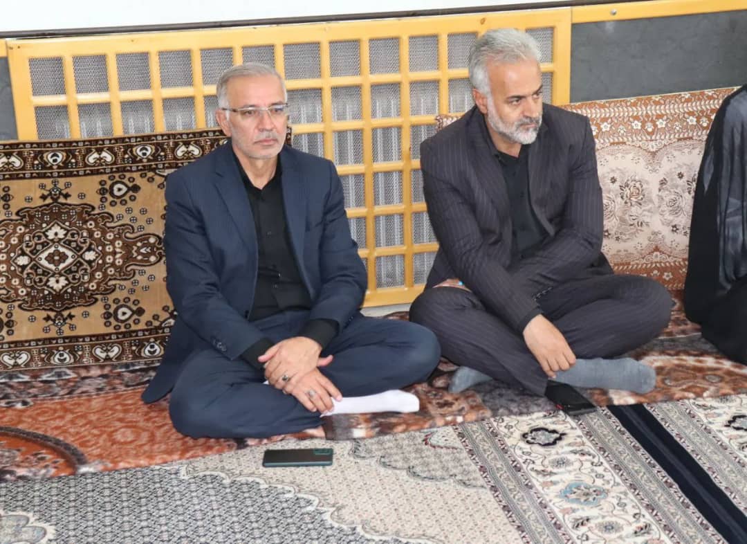 محمد رضا عبدالله نژاد فرماندار شهرستان چالدران در محل حسینیه غربا حضور یافت و در جمع عزاداران و سوگواران به یاد شهدای دشت کربلا به عزاداری پرداخت .