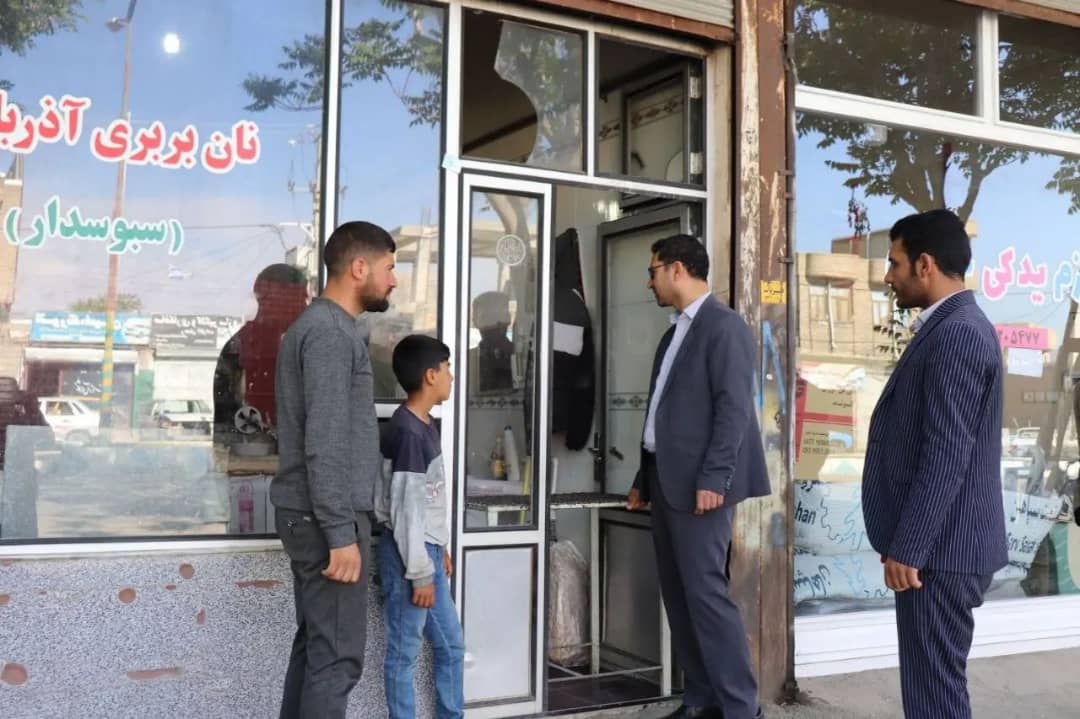محمد رضا عبدالله نژاد فرماندار شهرستان چالدران به منظور رفع مشکلات کمی و کیفی و ساماندهی آرد و نان نانوایی ها به صورت سرزده از چند واحد نانوایی در سطح شهر بازدید کرد.