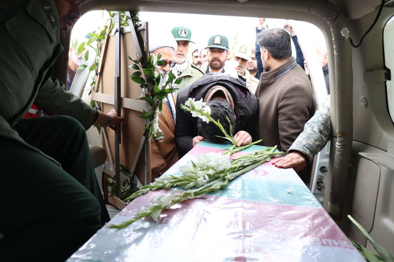 آئین استقبال از پیکر شهید گمنام در شهرستان چالدران با حضور محمدرضا عبدالله نژاد فرماندار ، حجت الاسلام والمسلمین محمدزاده امام جمعه ، اعضای شورای تامین ، شورای اداری برگزار شد.