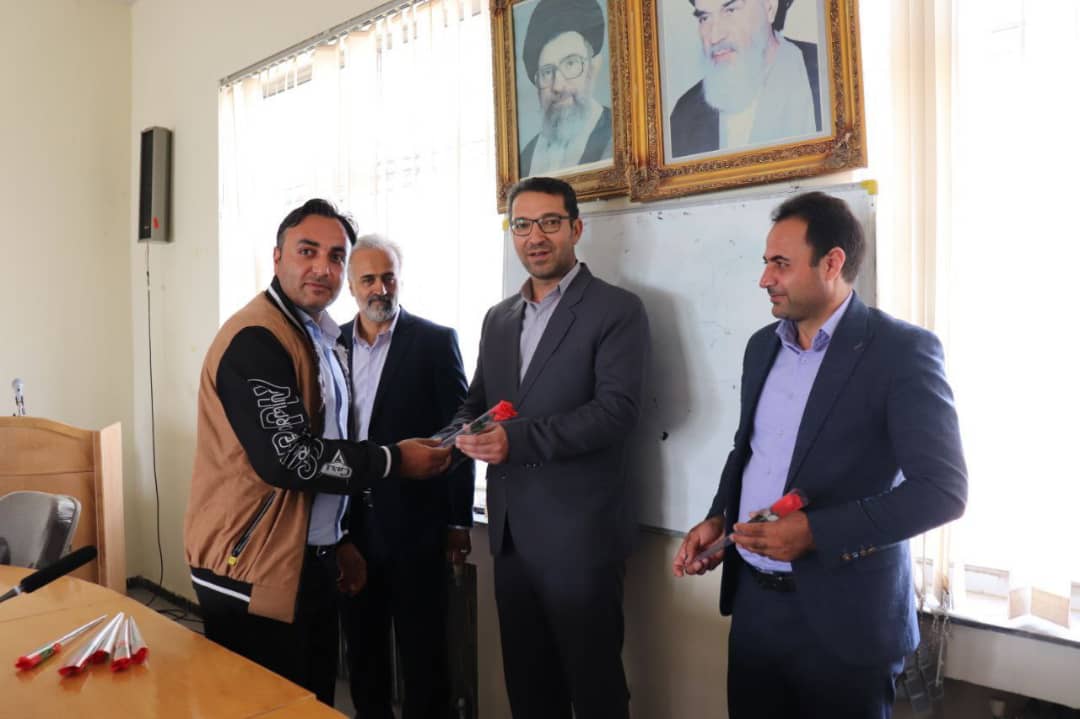 محمدرضا عبدالله نژاد فرماندار شهرستان چالدران در اولین روز از هفته جهاد کشاورزی با حضور در اداره جهاد کشاورزی شهرستان با کارکنان این اداره دیدار و از زحمات آنان تجلیل نمود.
