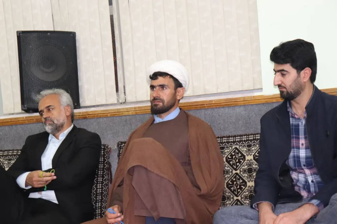 محمد رضاعبدالله نژاد فرماندار شهرستان چالدران با حضور در جمع نمازگزاران مسجدامام رضا (ع) ضمن دیدار با اهالی کوی ولیعصر مسائل و مشکلات اهالی این منطقه را از نزدیک مورد بحث بررسی قرار داد.