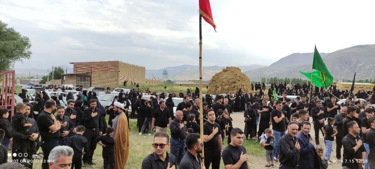 همزمان با تاسوعای حسینی محمد رضا عبداله نژاد فرماندار چالدران، به همراه امام جمعه محترم شهرستان و مسئولین شهرستانی با حضور در بین عزاداران روستای زاویه سفلی به عزاداری سید و سالار شهیدان پرداختند.