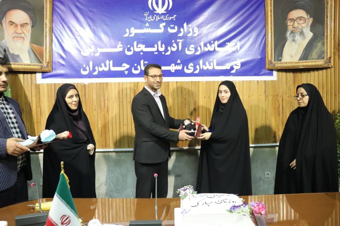 محمد رضا عبدالله نژاد فرماندار شهرستان چالدران  به مناسبت ولادت حضرت معصومه(س) و روز دختر در یک نشست صمیمی  با دختران  کارکنان فرمانداری چالدران  دیدار و با آنان به گفتگو پرداخت .