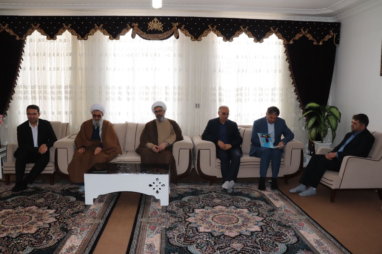 در ششمین روز از ایام الله دهه مبارک فجر دیدار فرماندار و مدیر کل بنیاد شهید استان آذربایجان غربی با خانواده معظم شهدا و ایثارگران شهرستان چالدران