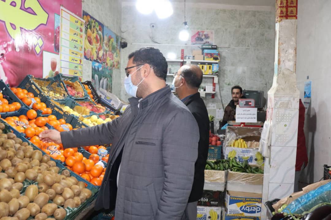 ✅عبدالله نژاد فرماندارشهرستان چالدران در راستای تنظیم بازار ضمن دیدار با بازاریان و میوه فروشان چالدران در یک دیدار صمیمی مسائل و مشکلات آنان را مورد بحث و بررسی قرار دادند.