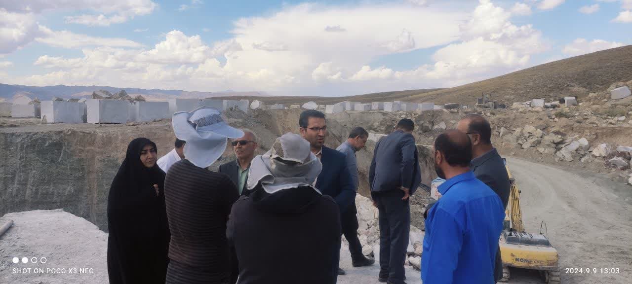 📸گزارش تصویری 💢به گزارش روابط عمومی فرماندار چالدران محمد رضا عبدالله نژاد فرماندار چالدران به همراه معاون برنامه ریزی و هماهنگی امور عمرانی ،بخشدار دشتک و جمعی از اعضای شورای اداری از معدن شادلو