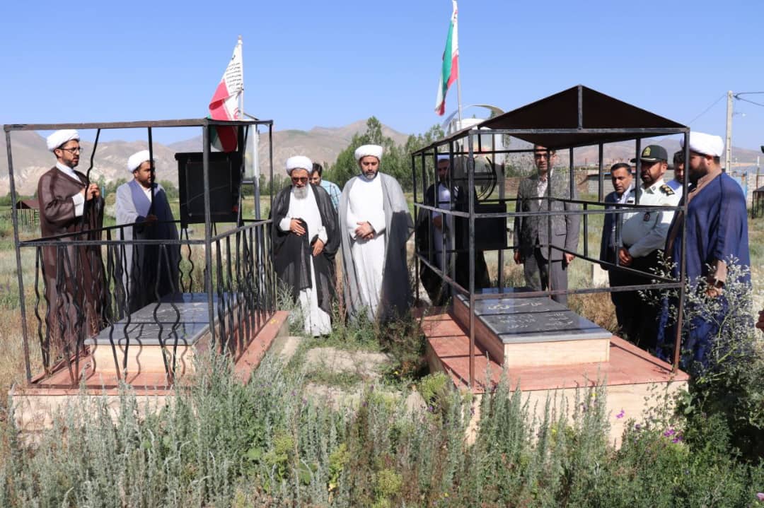 محمدرضا عبداله نژاد فرماندار چالدران به همراه حجت الاسلام و المسلمین امامی مدیر کل تبلیغات اسلامی در مزار شهدای روستای تازه کند حضور یافتند.