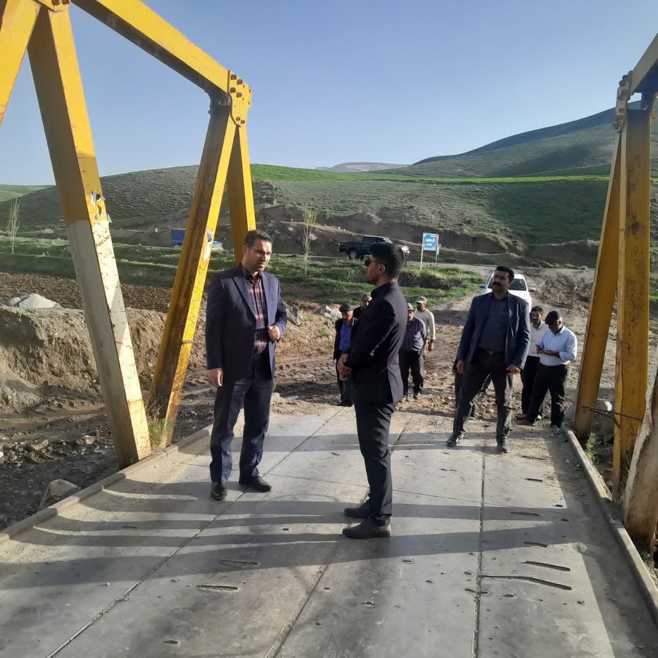 بانصب پل فلزی بر روی رودخانه قزلار چائی در محدوده راه منتهی به روستاهای ساز آغل و گل سعید در چالدران آرزوی دیرینه مردم این روستاها برطرف شد