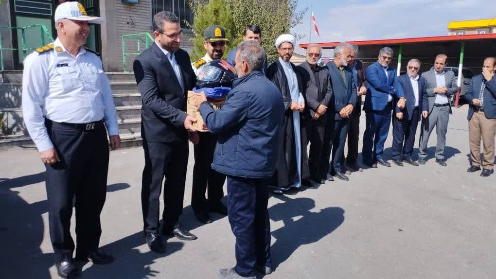 به گزارش روابط عمومی فرمانداری چالدران به مناسبت گرامیداشت هفته نیروی انتظامی با حضور محمد رضا عبدالله نژاد فرماندار چالدران به همراه معاونین ،بخشدار مرکزی و فرمانده انتظامی و پلیس راهور با اهدای کلاه