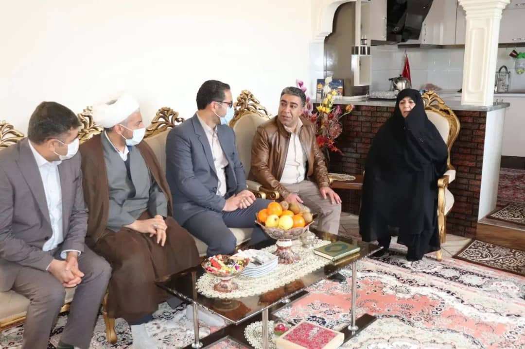 ✅در دومین روز از سال جدید عبدالله نژاد فرماندارشهرستان چالدران از خانواده شهید نعمت اسکندر زاده و جانباز متوفی هاشم الله ورنی در شهر آواجیق دیدار و از آنان تجلیل و قدر دانی کرد.