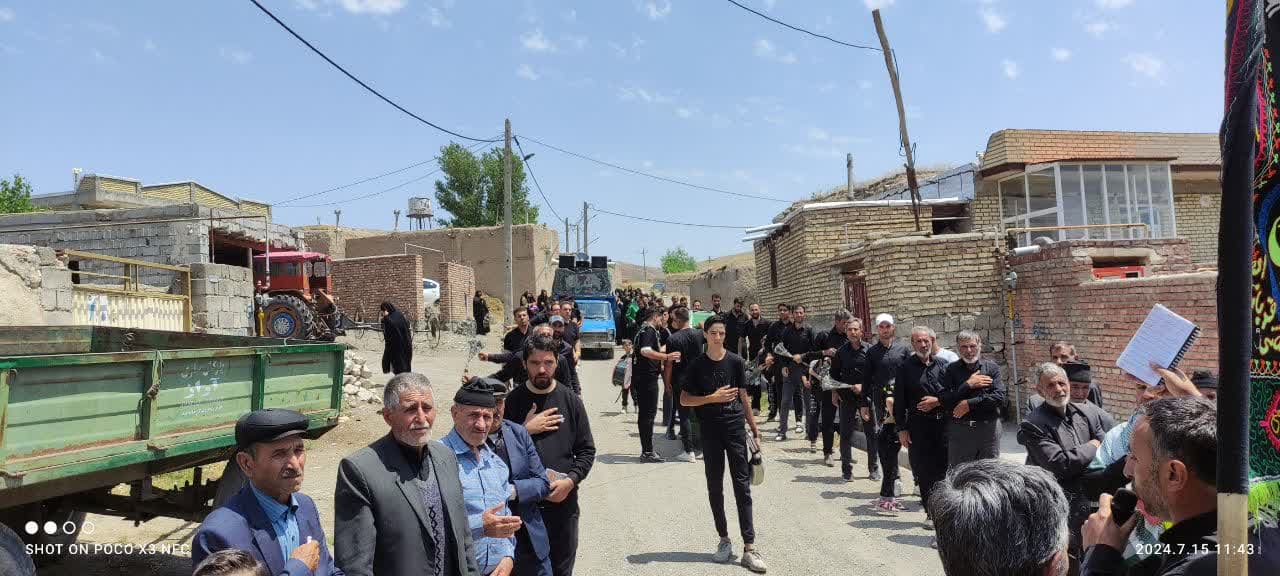 همزمان با تاسوعای حسینی محمد رضا عبداله نژاد فرماندار چالدران، به همراه امام جمعه محترم شهرستان و مسئولین شهرستانی با حضور در بین عزاداران روستای شادلوی سفلی بخش دشتک به عزاداری سید و سالار شهیدان پر