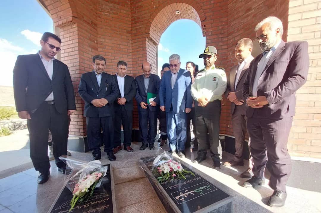 ضرغامی در ادامه سفر خود به شهرستان چالدران در مزار شهدای گمنام حضور یافت و با نثار فاتحه و اهداء شاخه گل با مقام والای شهدا تجدید بیعت و بر حفظ راه شهدا تاکید کرد .