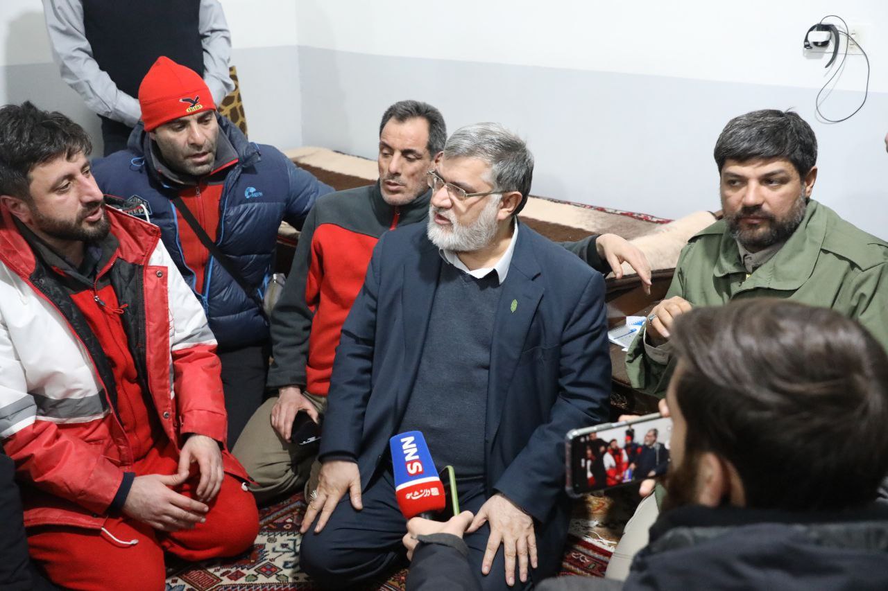 بازدید شبانه استاندار آذربایجانغربی از اردوگاه و کمپ های اسکان اضطراری زلزله زدگان شهرستان خوی