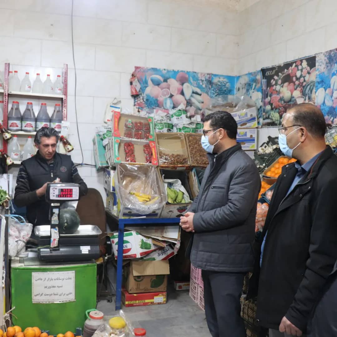✅عبدالله نژاد فرماندارشهرستان چالدران در راستای تنظیم بازار ضمن دیدار با بازاریان و میوه فروشان چالدران در یک دیدار صمیمی مسائل و مشکلات آنان را مورد بحث و بررسی قرار دادند.