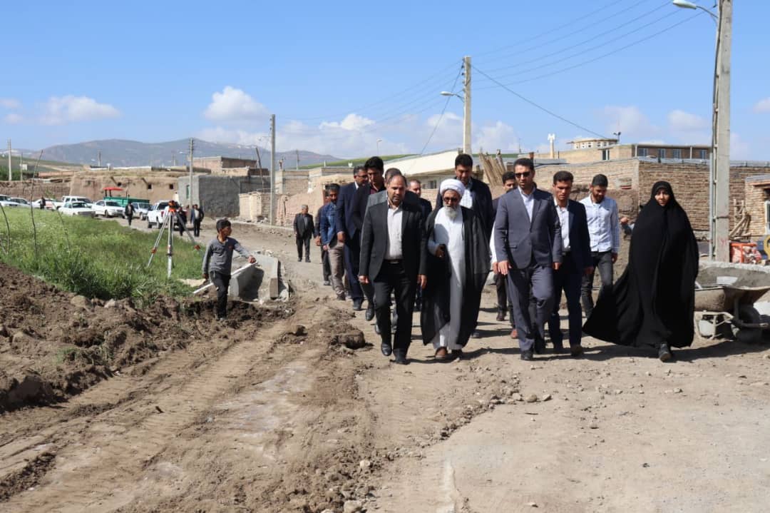 محمدرضا عبدالله نژاد فرماندار چالدران در روستای قهرمان کندی حضور یافت و ضمن دیدار با اهالی روستا از نزدیک از روند اجرایی طرح هادی این روستا بازدید نمودند.