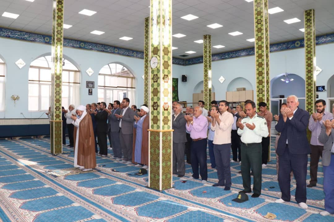 نماز با شکوه عید سعید قربان صبح یکشنبه 19 تیر ماه به امامت حجت الاسلام والمسلمین محمدزاده  امام جمعه چالدران و با حضور محمد رضا عبدالله نژادفرماندار شهرستان در مسجد صاحب الزمان این شهرستان  اقامه شد .