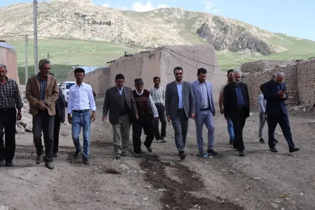 محمد رضا عبدالله نژاد فرماندار چالدران به همراه معاونین خود در روستای بایطمش این شهرستان حضور یافت و ضمن دیدار چهره به چهره مسایل و مشکلات روستاییان را از نزدیک مورد بحث و بررسی قرار داد.